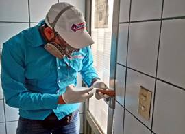 Aplicación de gel insecticida para cucarachas en Armenia por Fumigaciones Bay-Were
