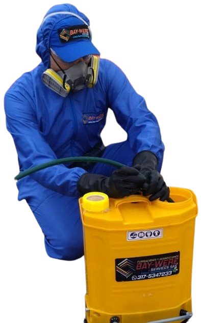 Técnico aplicador de Fumigaciones Bay-Were resolviendo dudas
