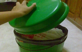 Recicla y tapa la basura.
